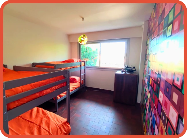 Chambre Jackie Brown - 4 lits simples - Vue couloir