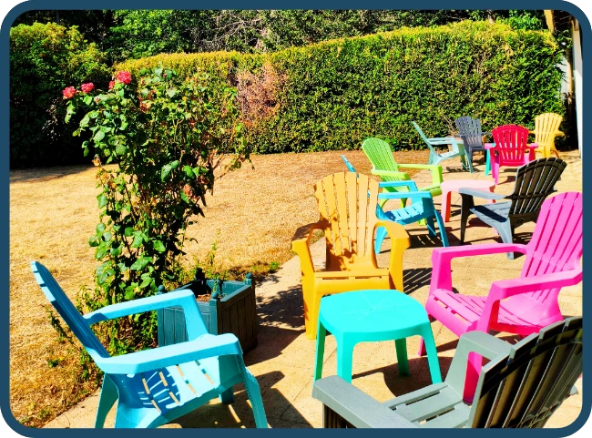 A l'extérieur de la piscine, une grande terrasse