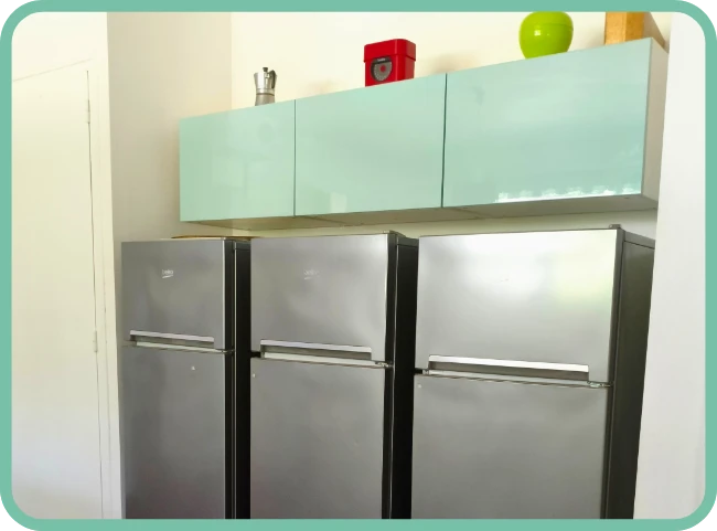 La cuisine avec ses frigos