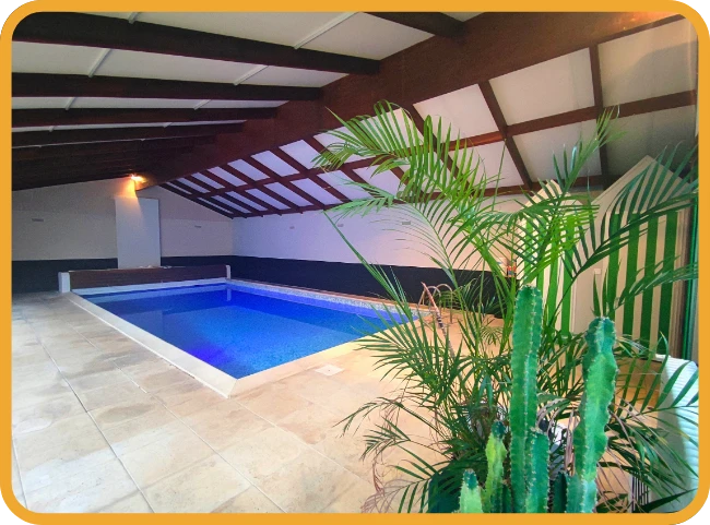 La piscine avec cabines