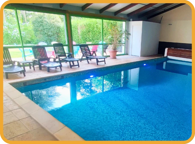 La piscine avec grande baie vitrée