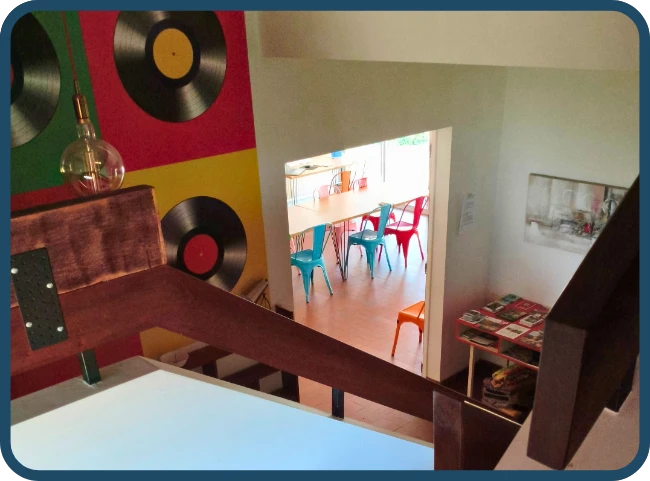 Le salon vu de l'escalier