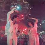 La folie des Dance Floor des années 70 mis en lumière au cinéma avec la musique de Barry Gibbs et interprété par John Travolta
