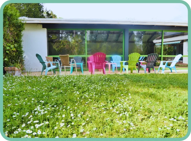 Terrasse piscine vue du jardin